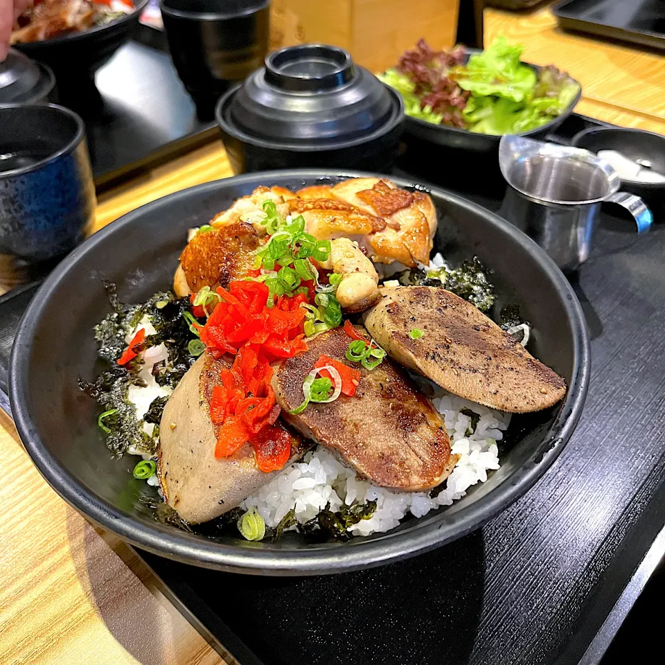 Snapdishの料理写真:牛舌尖拼雞扒丼飯|skyblueさん