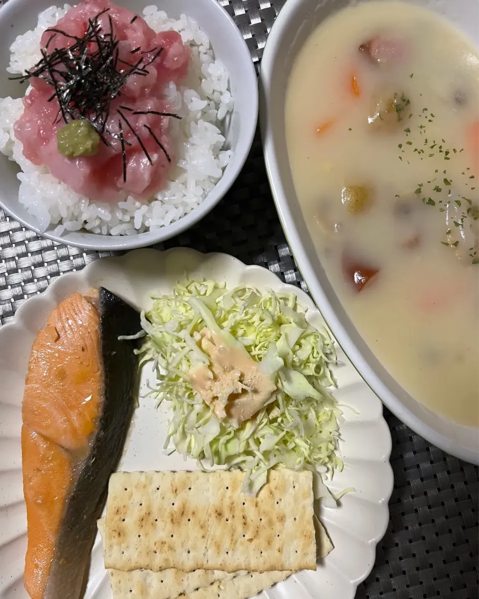 〜メニュー🥪〜
・具沢山シチュー
・こだわりの焼き鮭
・ネギトロ丼|MONSTERさん