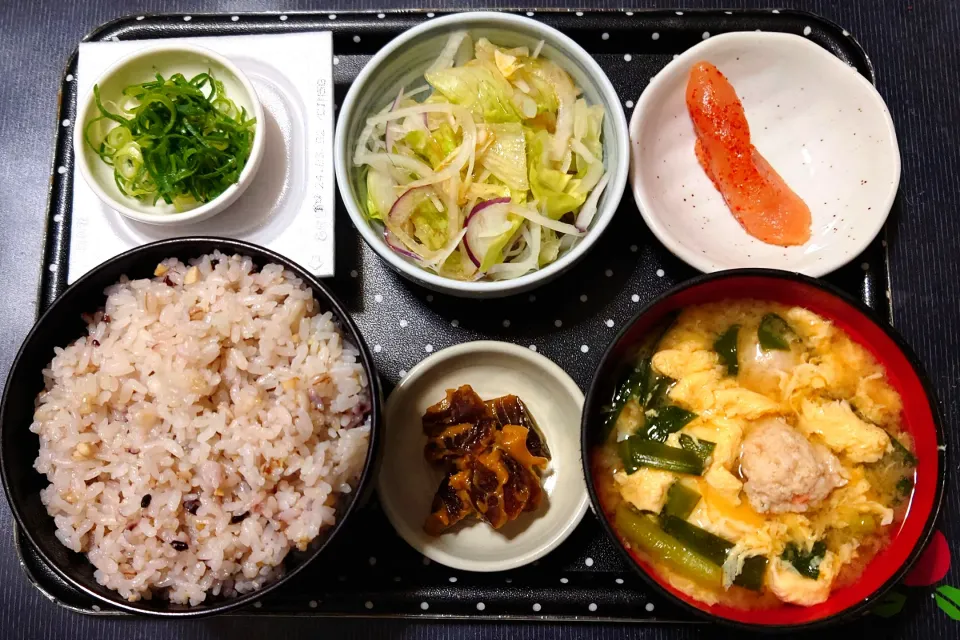 今日の朝ごはん（十六穀ごはんに辛子明太子、玉ねぎサラダ、納豆、ニラと玉子とつみれ汁、うり奈良漬）|Mars＠釜飯作り研究中さん