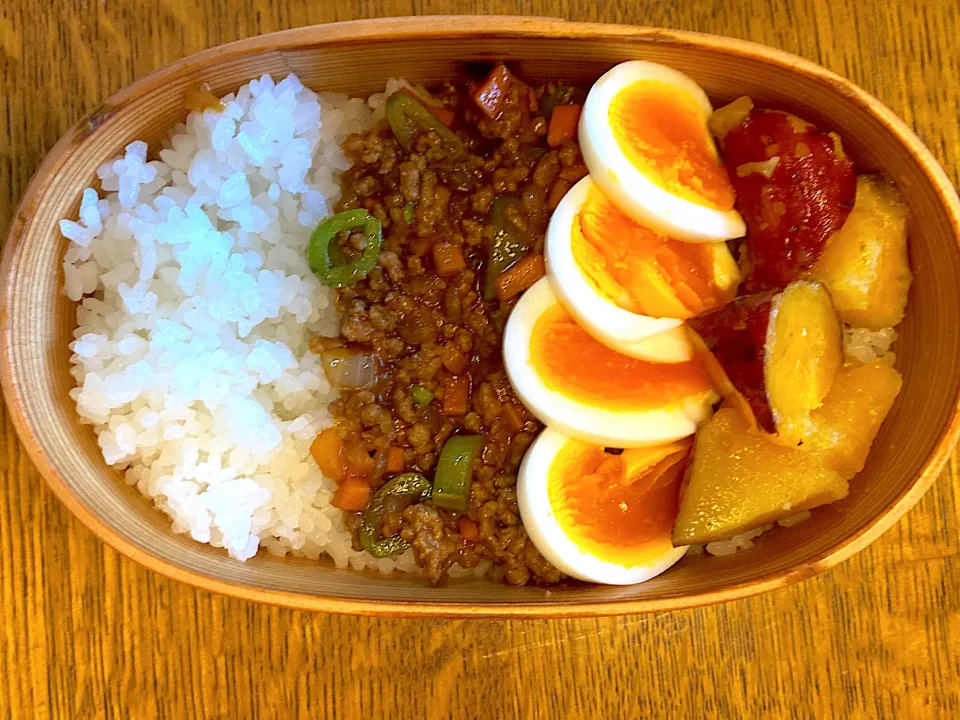 ドライカレー、ゆで卵、さつまいも甘煮|chobi3さん