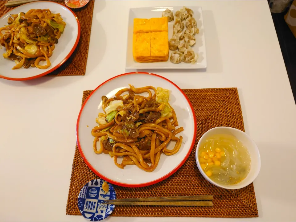 Snapdishの料理写真:今日の夕食　ジンギスカン焼きうどん、春雨スープ、からあげの天才の卵焼き、焼売|pinknari🐰🌈さん