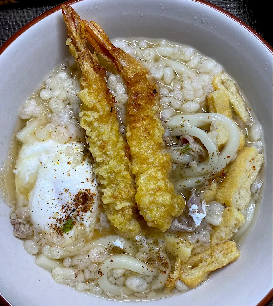 Snapdishの料理写真:海老天肉卵煮込みうどん|すくらんぶるえっぐさん