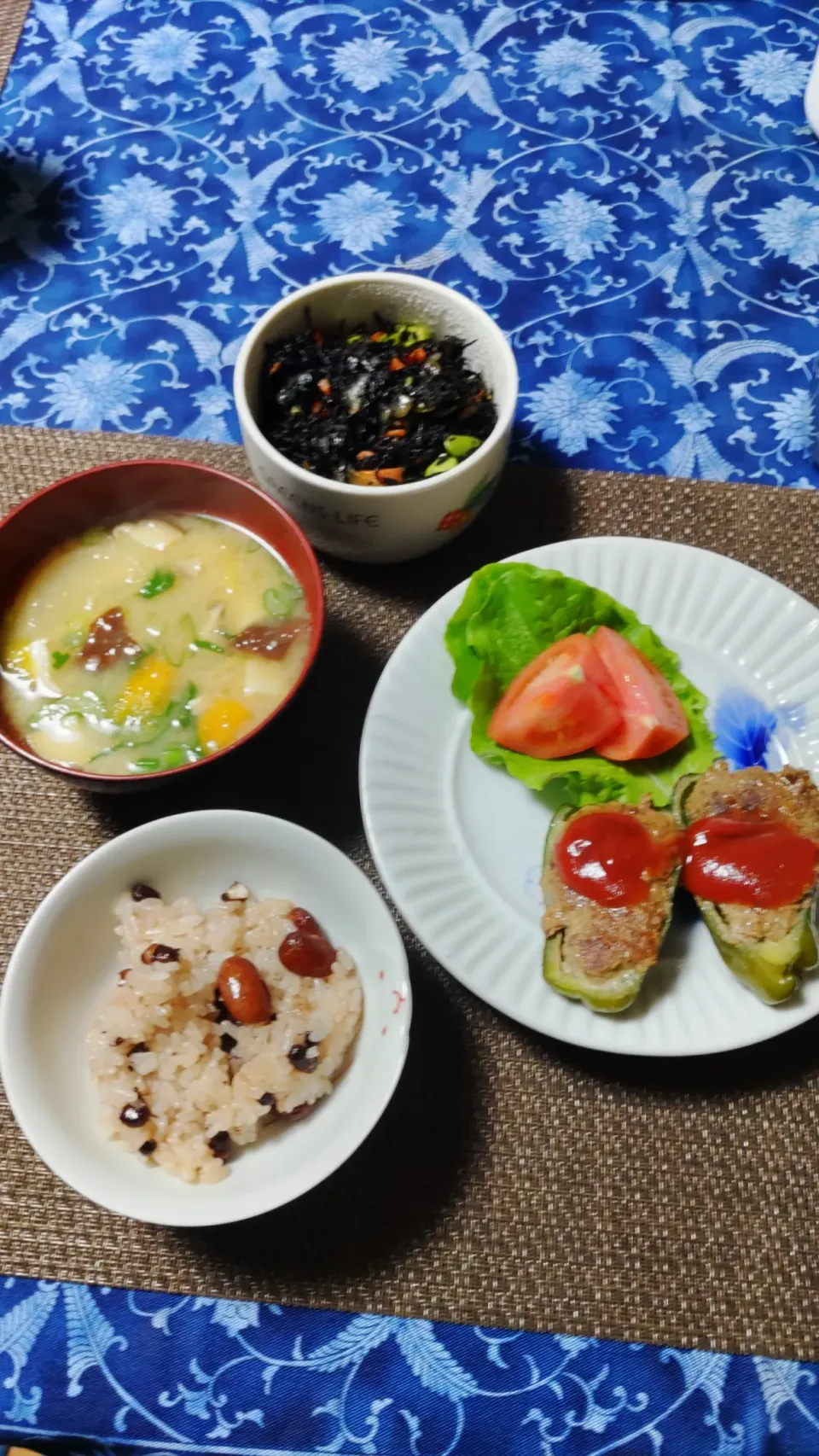 Snapdishの料理写真:赤飯とピーマンの肉詰ときのこ入り豚汁|nobukoさん