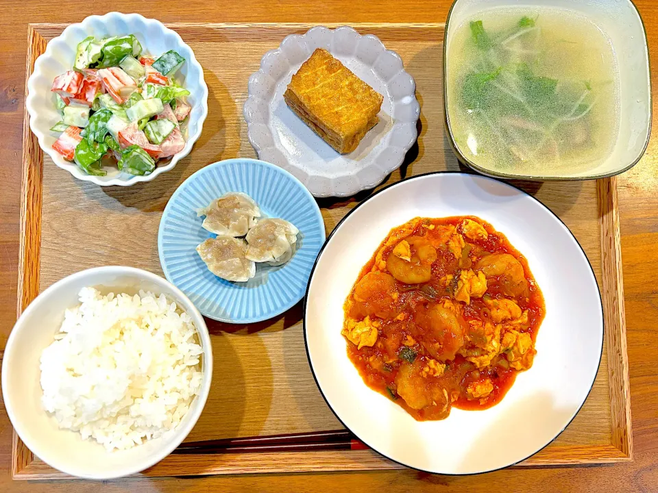 Snapdishの料理写真:今日の夜ご飯(エビチリ，シューマイ、厚揚げ、サラダ、水菜スープ)|cocomikaさん