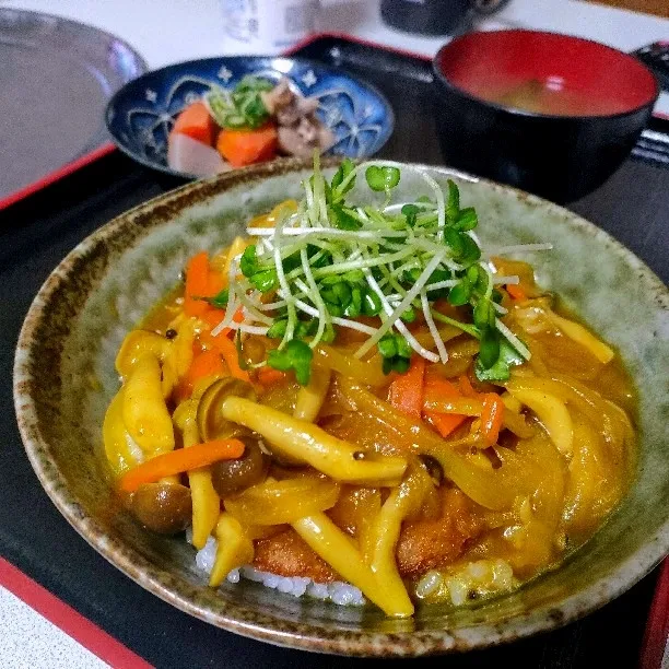 Snapdishの料理写真:かつカレー丼、煮物、みそ汁。|ariyo4200さん