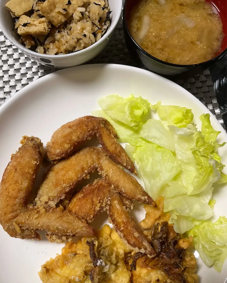 〜メニュー🥪〜
・花椒仕立ての手羽先
・舞茸天ぷら
・ひじきご飯
・ごぼうと玉ねぎのお味噌汁|MONSTERさん