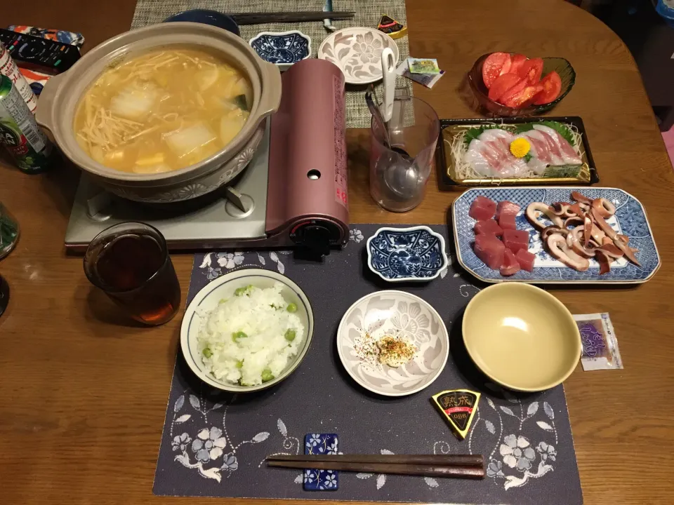 宮野食品さんのしお豆を使った豆ご飯、味噌仕立て寄せ鍋、すずきのお造り、きはたまぐろのぶつ切り、茹でイカ、トマト、烏龍茶(夕飯)|enarinさん