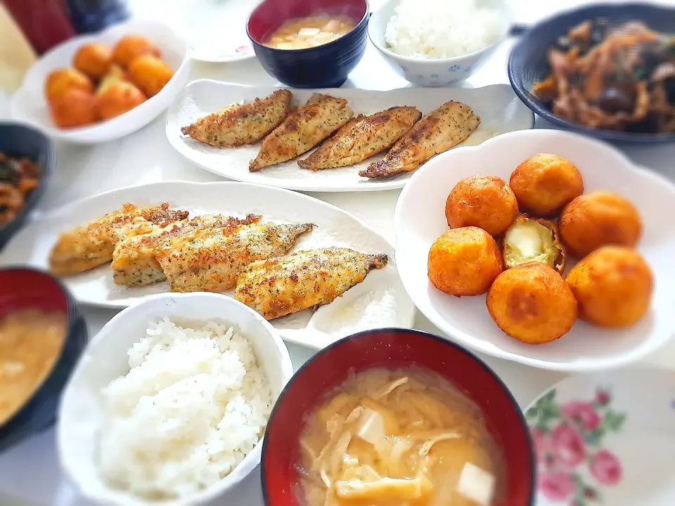 夕食(*ˊ˘ˋ*)
豚肉と舞茸とほうれん草の甜麺醤炒め
じゃがいもチーズボール揚げ
アジの粉チーズパン粉焼
おみそ汁(大根、豆腐、油揚げ)|プリン☆さん