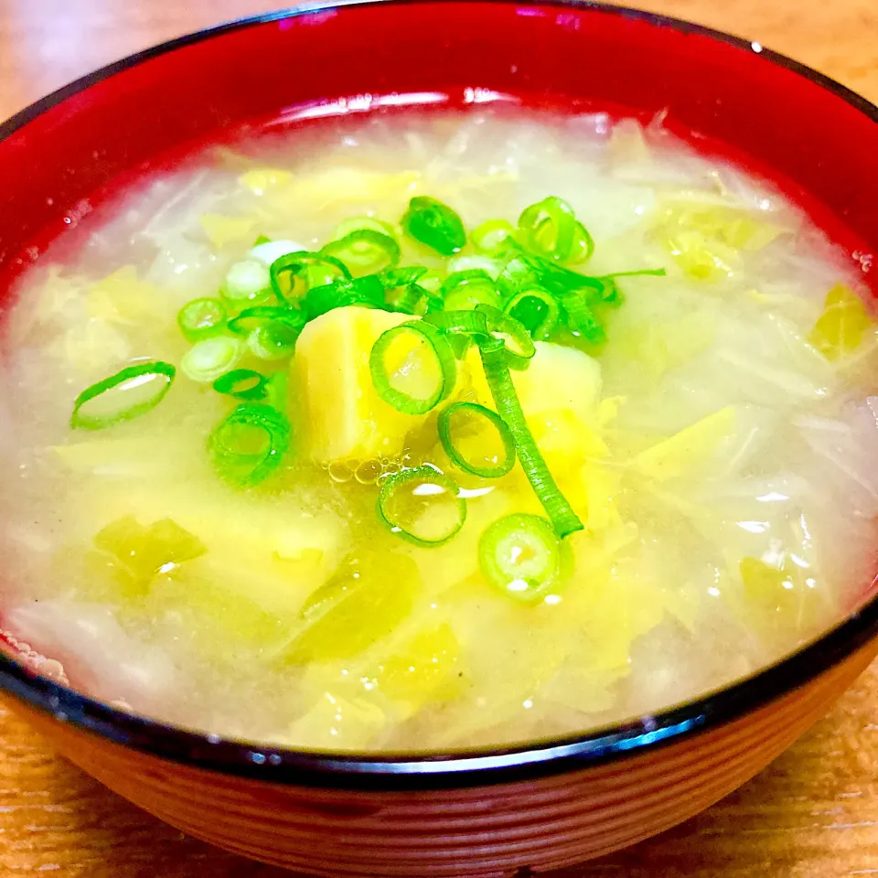 春キャベツとさつまいもの具沢山味噌汁🍀|まいりさん