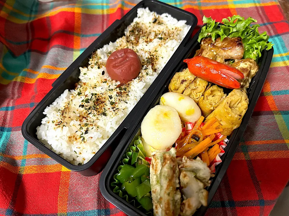 Snapdishの料理写真:お弁当★鶏のマヨポン炒め、甘い卵焼き、にんじんのカレーマリネ、もちもちコーン、ピーマンの甘辛おかか煮、ちくわの磯辺揚げ|ハルさん