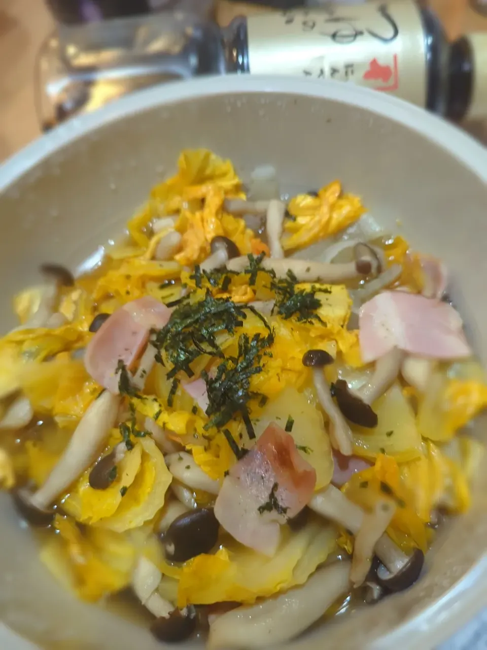 つゆの素ゴールドでレンチン簡単ベーコンとオレンジ白菜としめじの和風煮😋|みぽりん♪さん