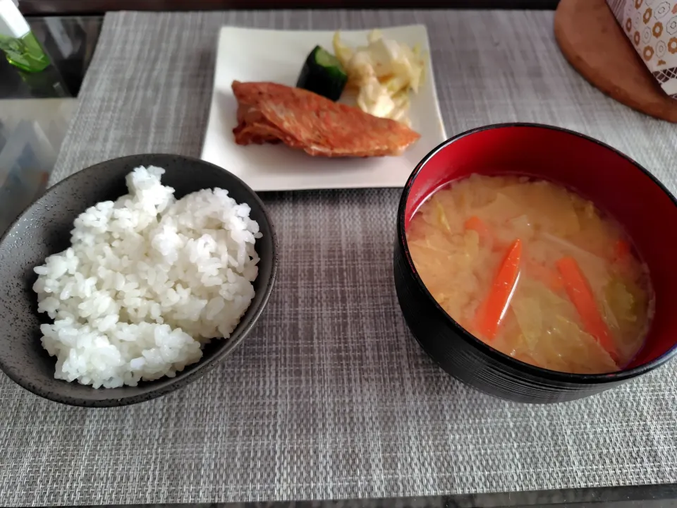 Snapdishの料理写真:お魚
つけもの
味噌汁|takacさん