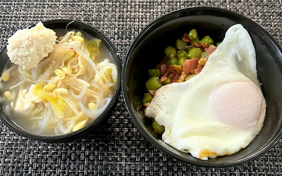 Snapdishの料理写真:【今日の朝食】ベーコンとアスパラの目玉焼きご飯と昨日の鍋の残り〜|まひるさん