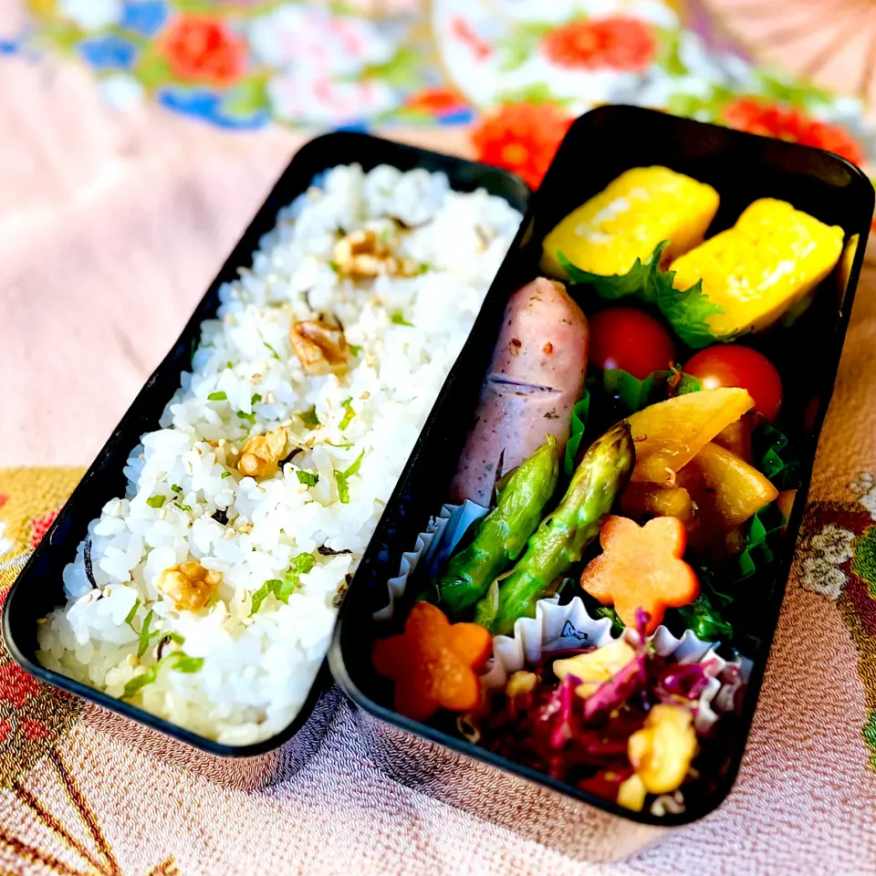 Snapdishの料理写真:しそと昆布の混ぜご飯弁当|アッコちゃん✨さん