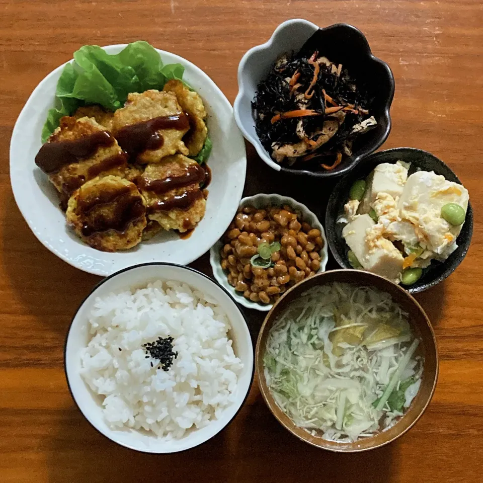 主食　白ご飯
主菜　レンコンナゲット🅿️
副菜　母のひじき
副菜　母の高野豆腐
汁物　ウインナーと生野菜鶏がらスープ
小鉢　納豆 1パック(半分でいいわ)|...さん