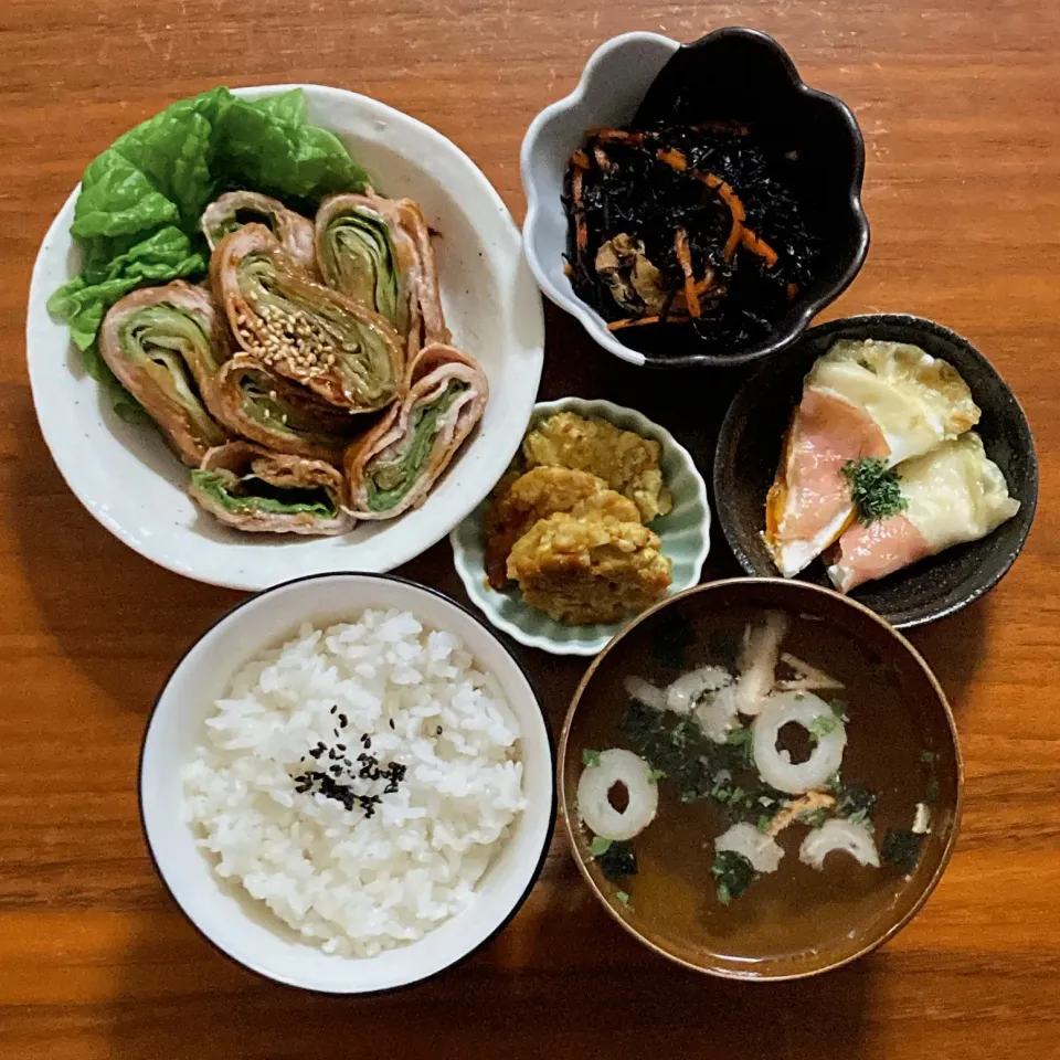 主食　白ご飯
主菜　肉巻きレタス🅿️
副菜　母のひじき
副菜　ライスペーパーガレット🅿️
汁物　レトルトお吸い物
小鉢　昨日のレンコンナゲット余り|...さん