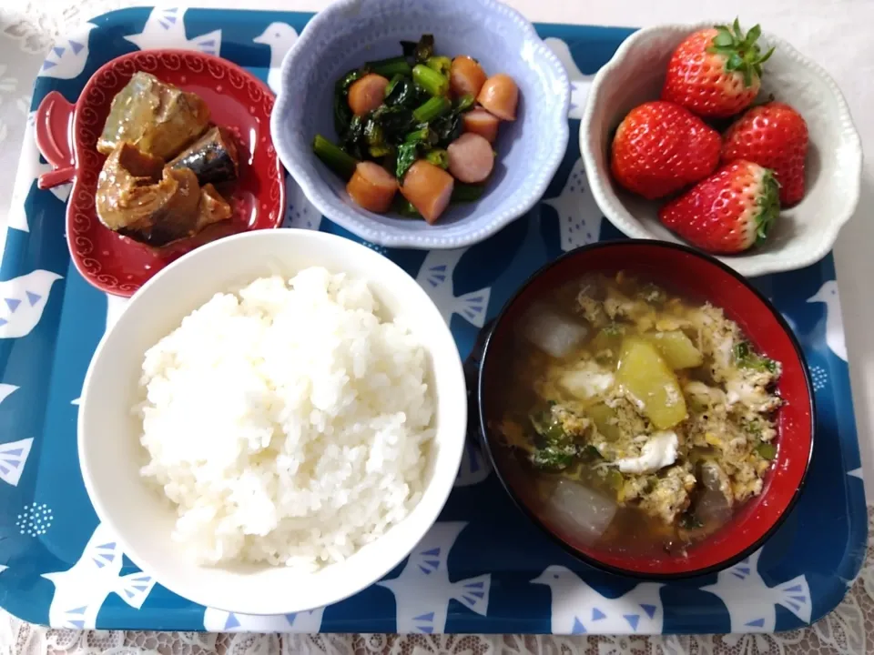 昼ご飯作った!～
ウインナほうれん草にんにく醤油味のと、
白だし卵の色々スープ。
*さば味噌煮は缶の、苺は父から頂きました😍|m.rafuさん