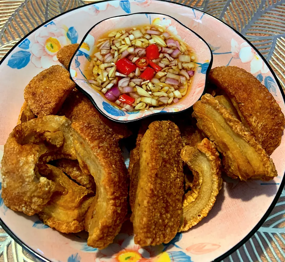 Crunchy pork cracklings “chicharon”|Ahnneさん