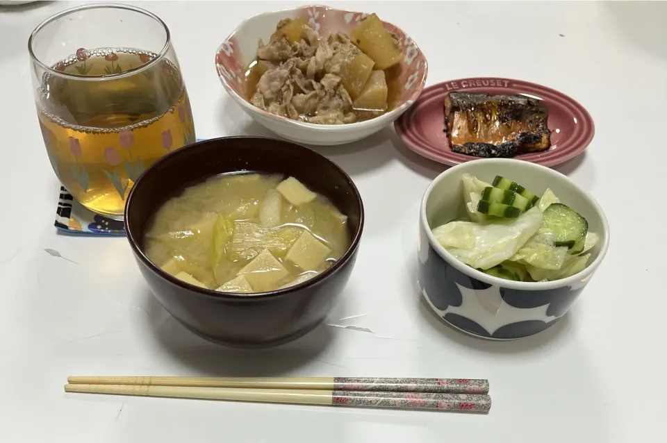 晩御飯☆豚バラ大根☆鯖みりん☆さっぱりサラダ（キャベツ・胡瓜・オリーブオイル・レモン・岩塩）☆みそ汁（しめじ・長葱・高野豆腐）|Saharaさん