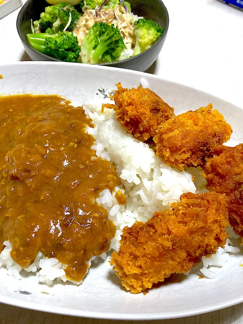 カキフライのせキーマカレー、サラダ|Ayaさん