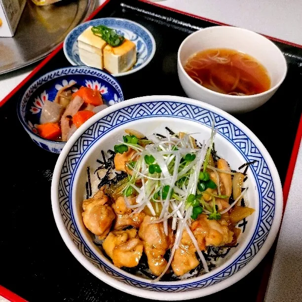 やきとり丼、醤油スープ、他。

この辺では焼き鳥に長ネギではなく玉ねぎを使います。|ariyo4200さん