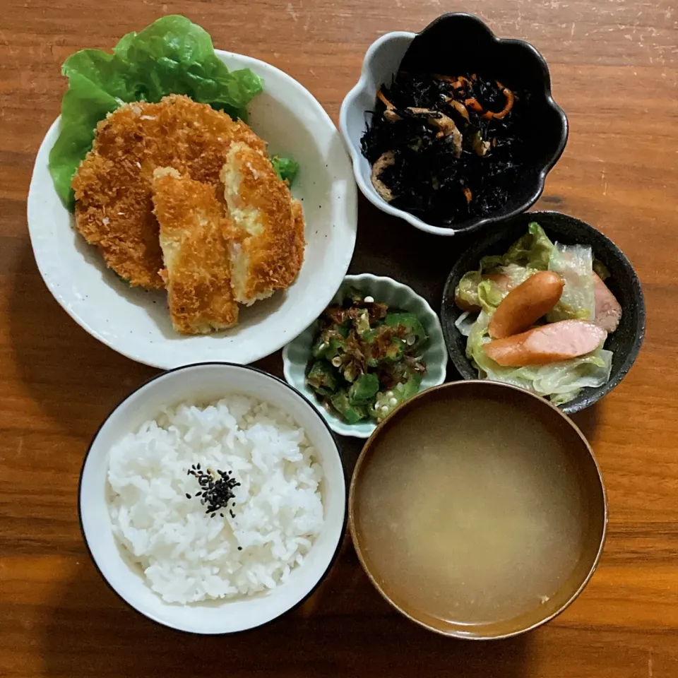 主食　白ご飯
主菜　はんぺんのシーフードカツ🅿️
副菜　母のひじき
副菜　レタスとウインナー炒め
汁物　レトルトの青さ
小鉢　オクラのおかか和え🅿️|...さん