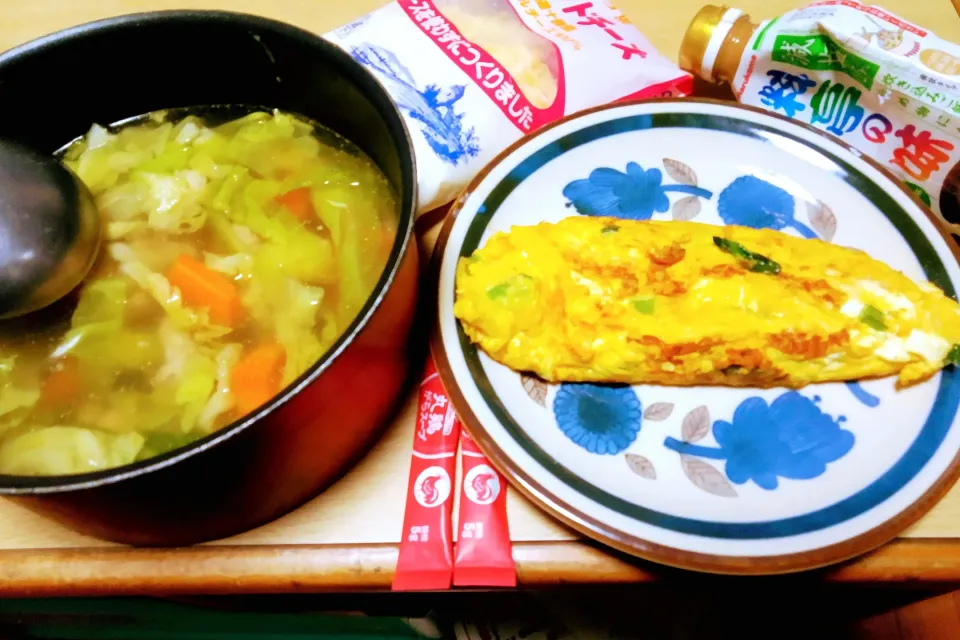 Snapdishの料理写真:明日の朝食。味噌チーズ入り卵焼き、
鳥肉と野菜中華スープ。🌺|りささん