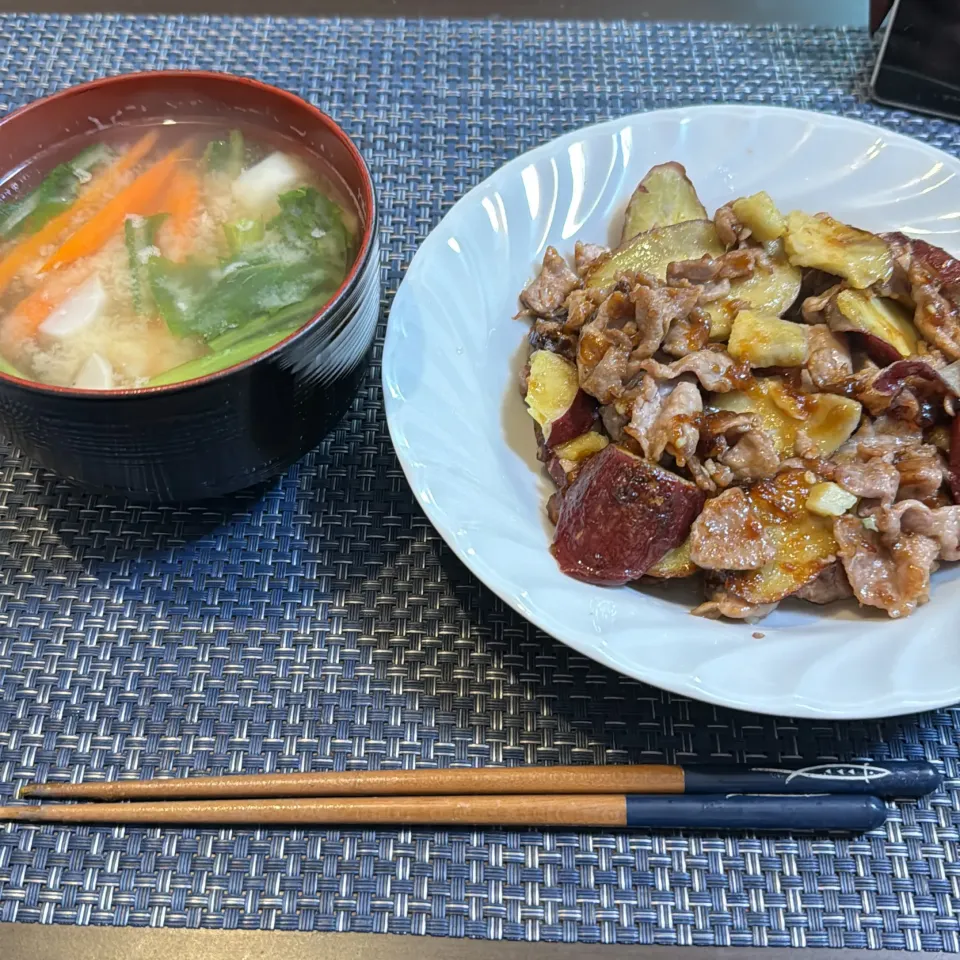 Snapdishの料理写真:サツマイモと豚肉の甘辛炒め・カブと人参の味噌汁|a-parkさん