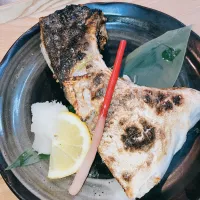 Snapdishの料理写真:ブリカマ塩焼き|炭焼き酒菜　禄さん