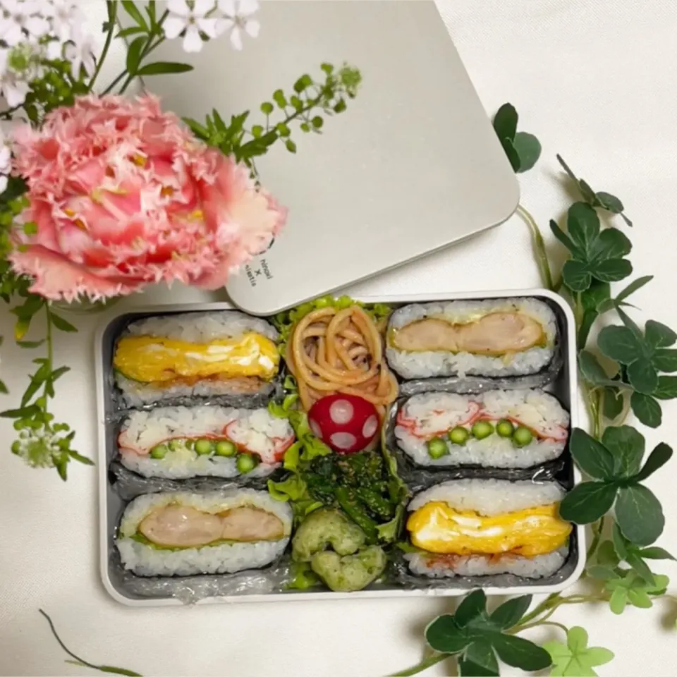 2/29❤︎主人のおにぎらず弁当🍙🌱

＊ おにぎらず弁当
＊ バジルチキン、厚焼きたまご、カニかまアスパラ
＊ ちくわの磯辺揚げ
＊ たらこパスタ|Makinsさん