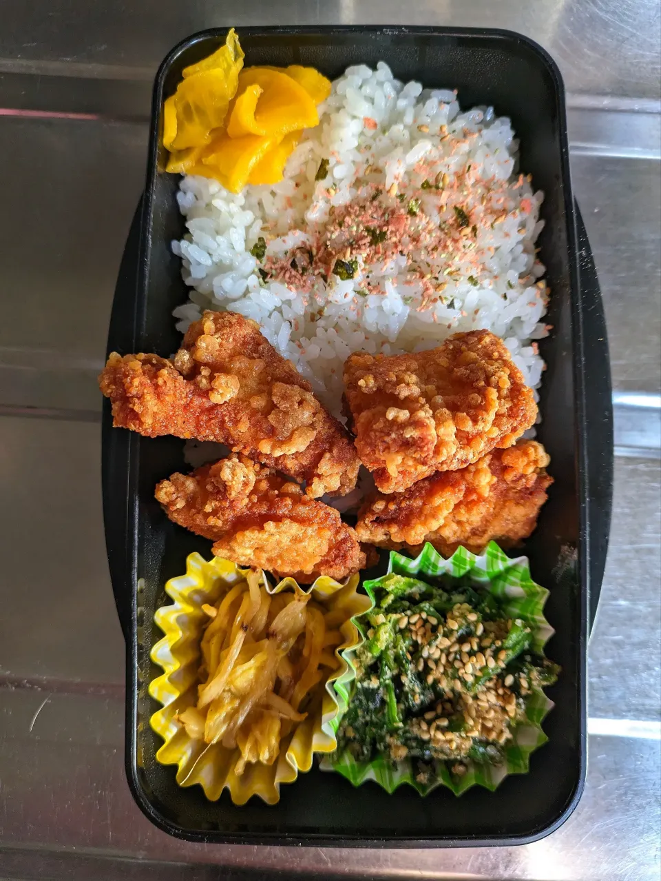 Snapdishの料理写真:旦那弁当　2024/2/29

からあげ
焼きそば
ほうれん草のごま和え|ユキヨメ♪さん