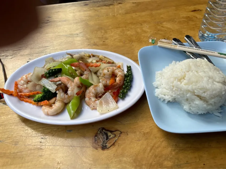 タイ🇹🇭バンコク　プロンポンのイムちゃんで海老と野菜の胡椒炒めと白ご飯🍚　胡椒の実が美味しかった|Mikoshiba Kazutoshiさん