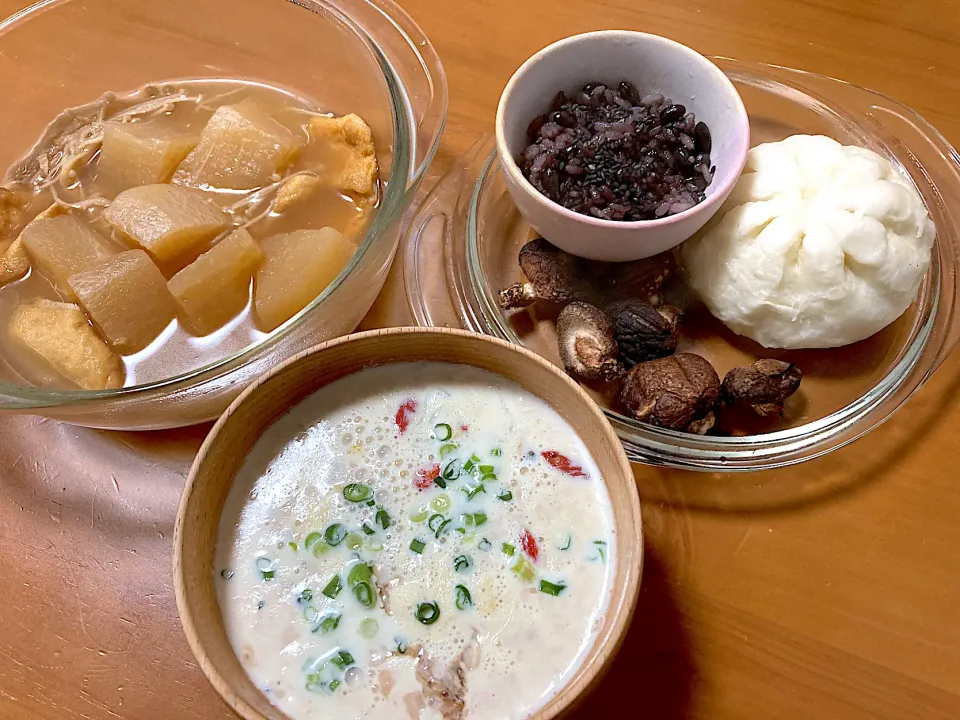 Snapdishの料理写真:叔母さんが作ってくれた肉まんメインのご飯💕|さくたえさん