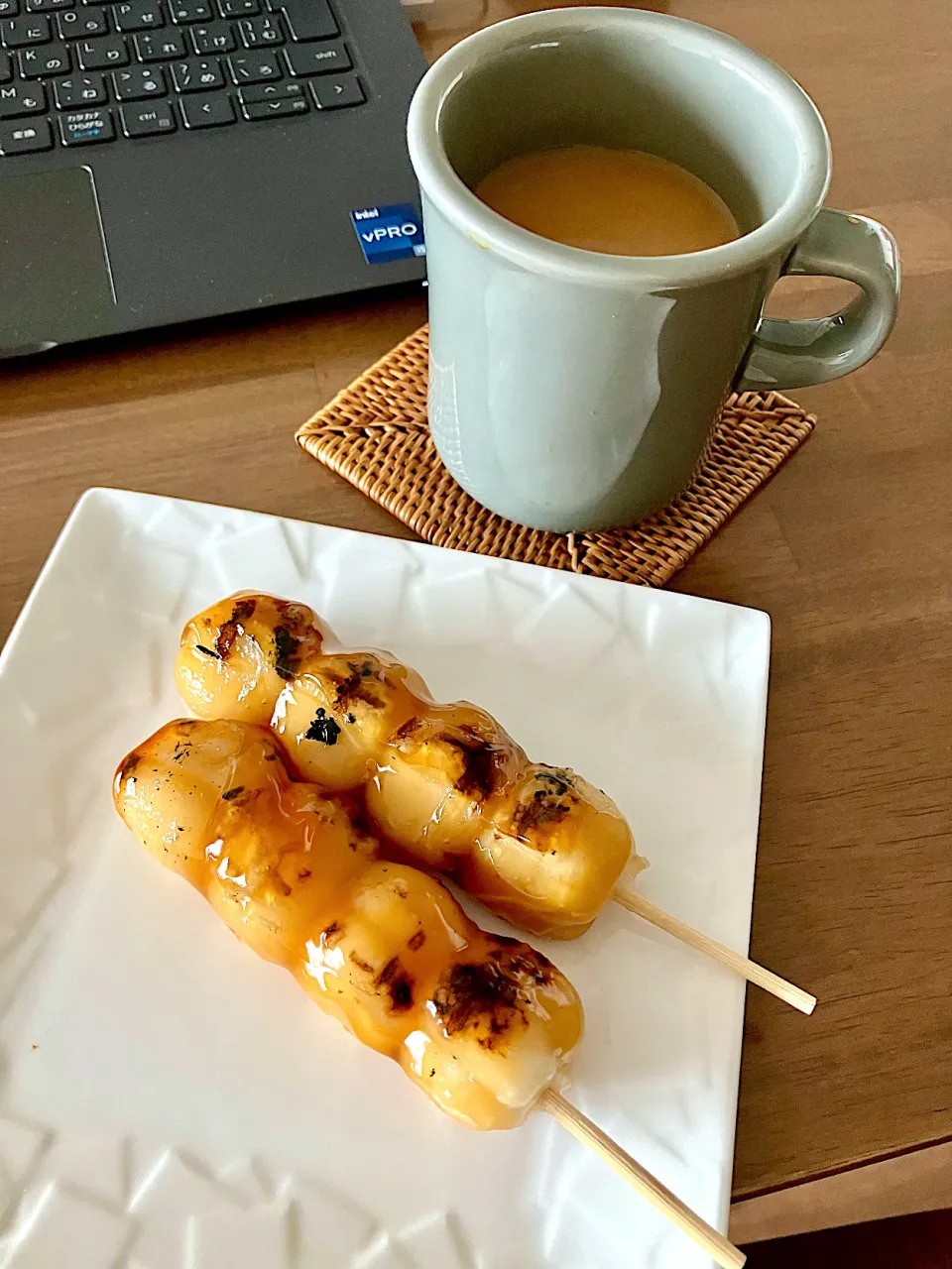 Snapdishの料理写真:みたらし団子と珈琲  近所の小さな和菓子屋さんの大好きな団子と40年使っているコーヒーミルで挽いた豆で淹れた珈琲はベストマッチ　在宅ワークを幸せな時間にしてくれます|リフルシャッフルさん