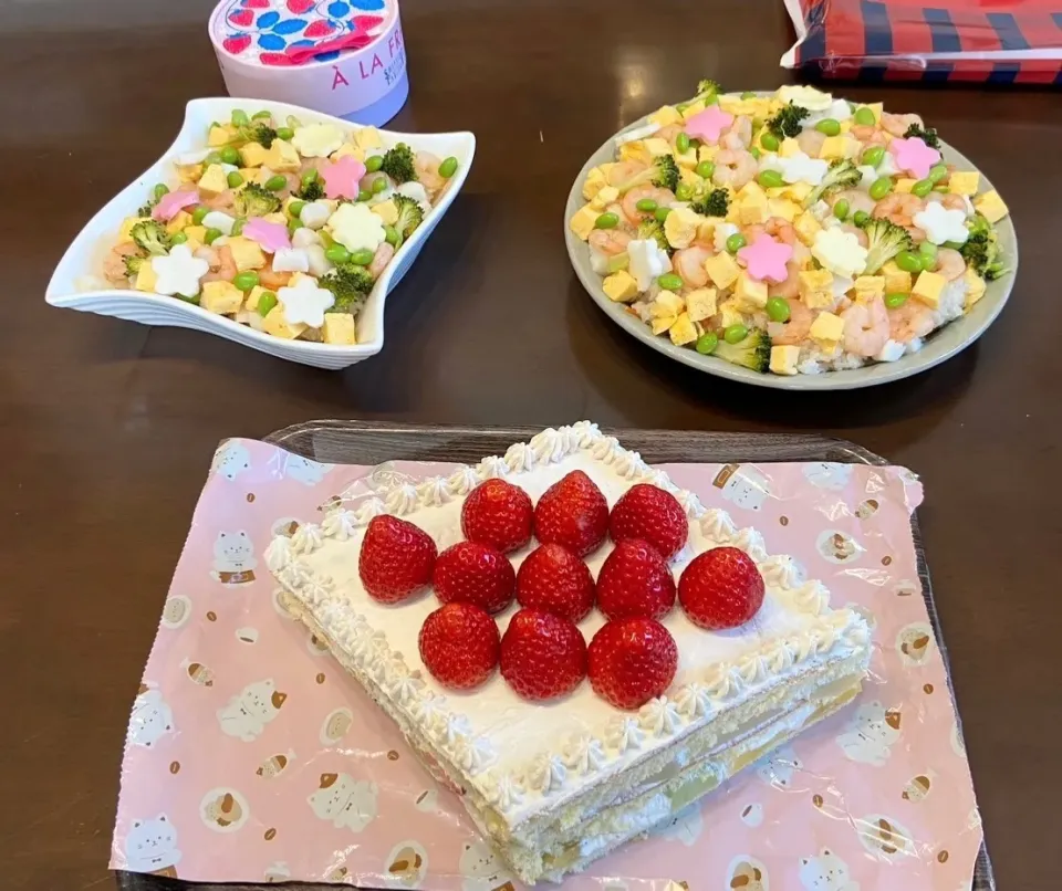 Snapdishの料理写真:🎎雛祭りちらし寿司🌸
🎎雛祭り🍓いちごショートケーキ|みよぱさん