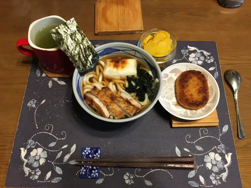 Snapdishの料理写真:特製うどん、コロッケ、沢庵、熱い日本茶(昼飯)|enarinさん