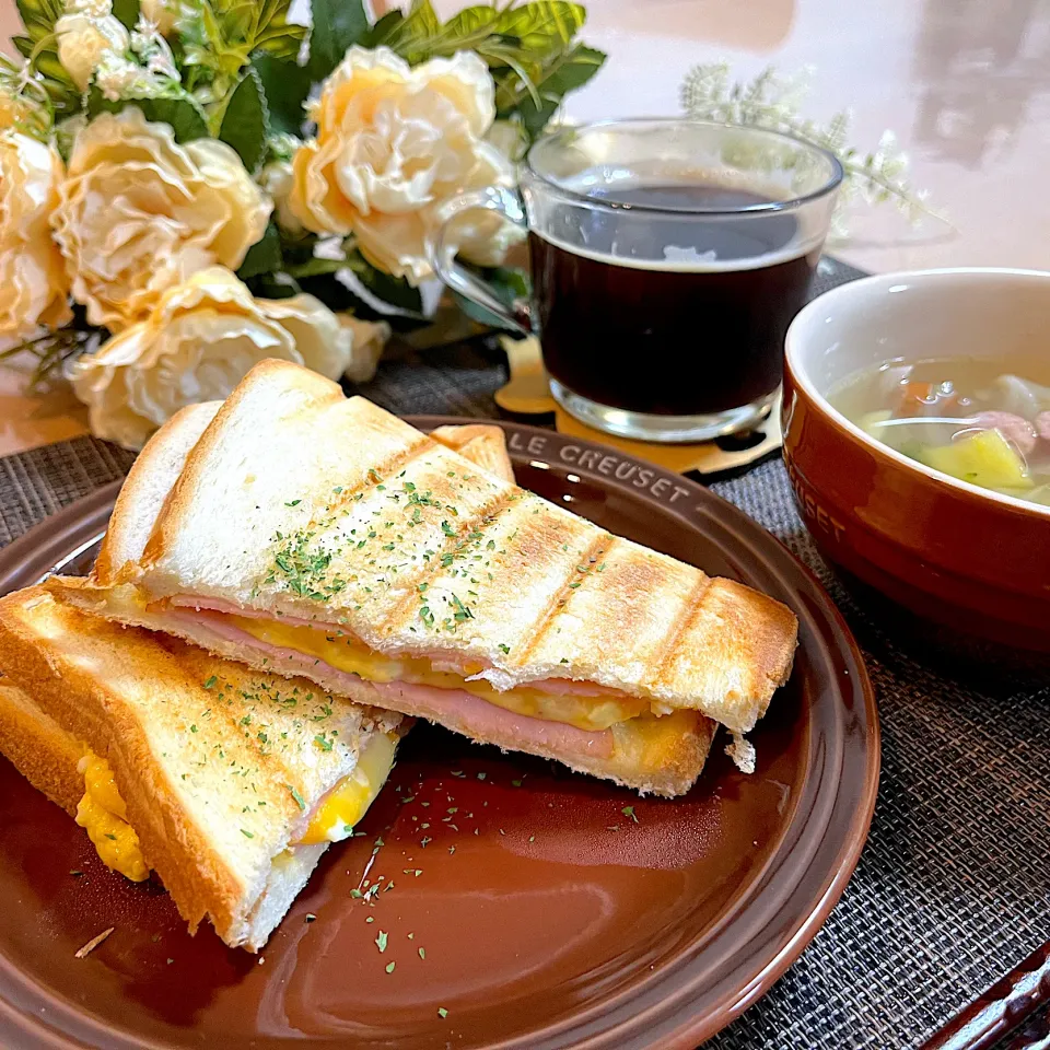 ホットサンドのしあわせ朝ごはん🥪|reiさん