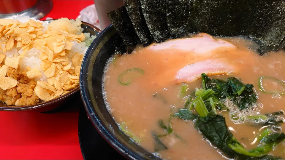 【食べログ TOP 5000】
IEKEI _ TOKYO 王道家直系
ラーメン (850円、麺柔らかめ/
味薄め/油少なめ)
－麺少なめ
＋海苔 (5枚、麺少なめサービス)
＋ライス大盛 (大盛まで120円)
@末広町2分
(JR秋葉原駅から徒歩8分)
24053 (55,900)|大脇さん