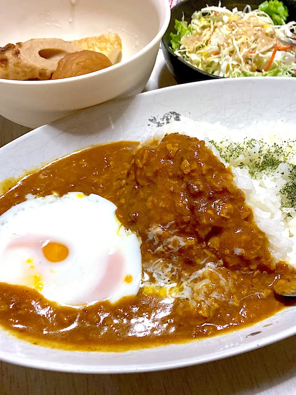 昨日のキーマカレー温玉のせ、サラダ、煮物|Ayaさん