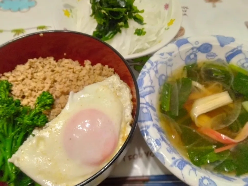 鶏そぼろ丼、小松菜のスープ、新タマネギスライス😊|Mitsuhiro.Sさん