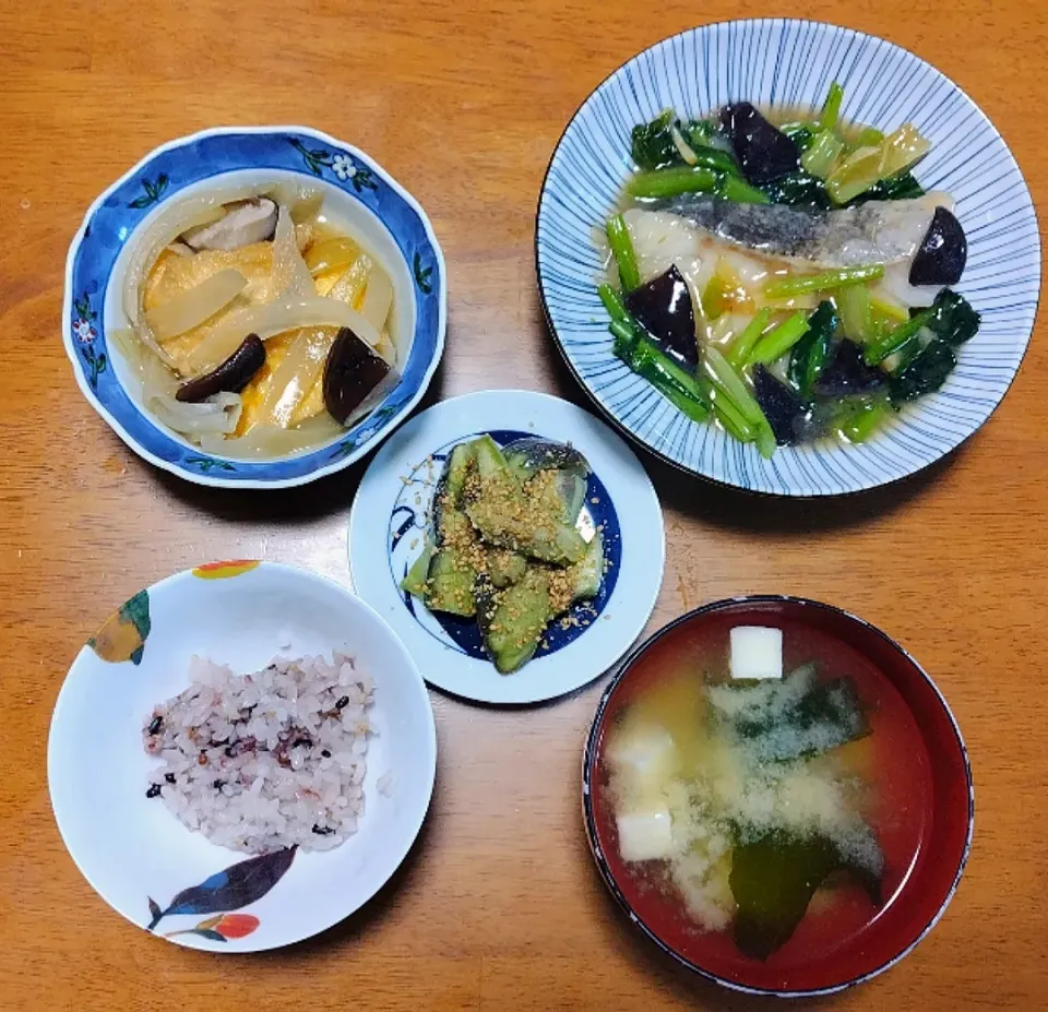 2024 0229　鱈と小松菜の和風炒め　蒸しなすのナムル　油揚げと玉ねぎのレンジ煮　豆腐とわかめのお味噌汁|いもこ。さん