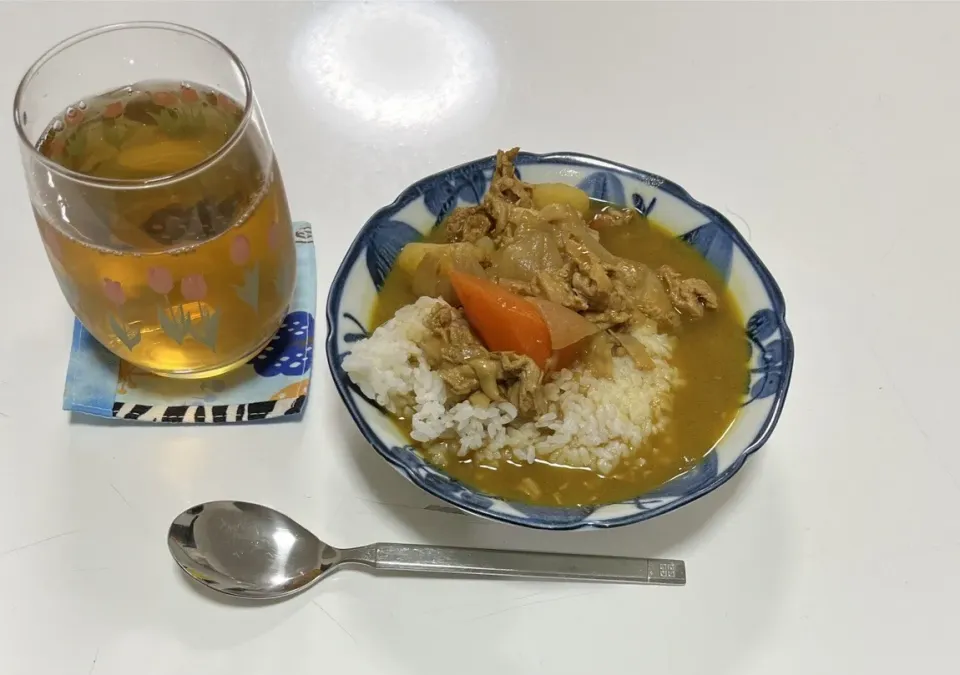 今日の晩御飯は☆ポークカレーライス。雨が思ってたより、結構降って💦寒かった(´༎ຶོρ༎ຶོ`)|Saharaさん