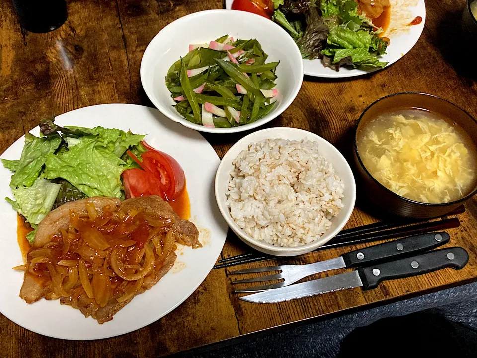 ポークチャップと茎わかめの炒め物とたまごスープ|しあぺんさん