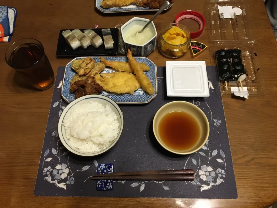 ご飯、揚げ物盛り合わせ、天つゆ＋大根おろし、納豆、沢庵、昆布締めバッテラ、烏龍茶、串ごま団子(夕飯)|enarinさん