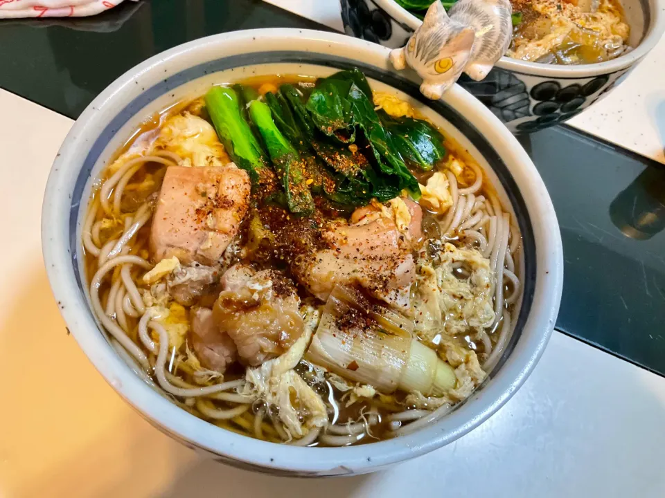 昼はうどんで夜はお家で蕎麦　麺活絶好調
焼いた鳥とネギを出汁でコトコト
仕上げに溶き卵で親子蕎麦
#月見もいいが溶きも
#三輪そうめんの蕎麦
#高橋商店の削り節
#利尻昆布
#アゴだし
#採れたての小松菜|Takeshi  Nagakiさん