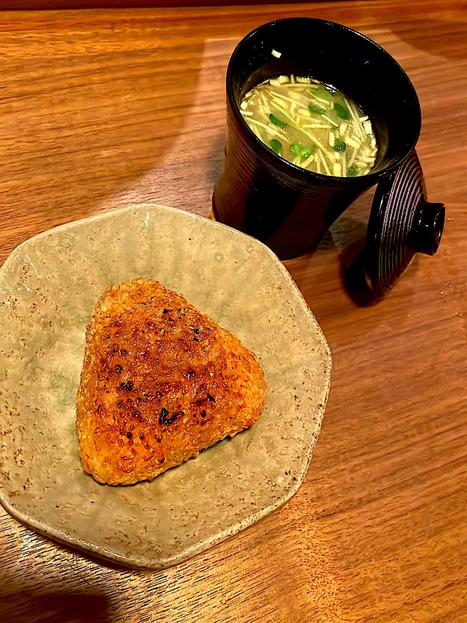 鶏味噌焼きおにぎり。お魚出汁のお味噌汁|270w178bさん