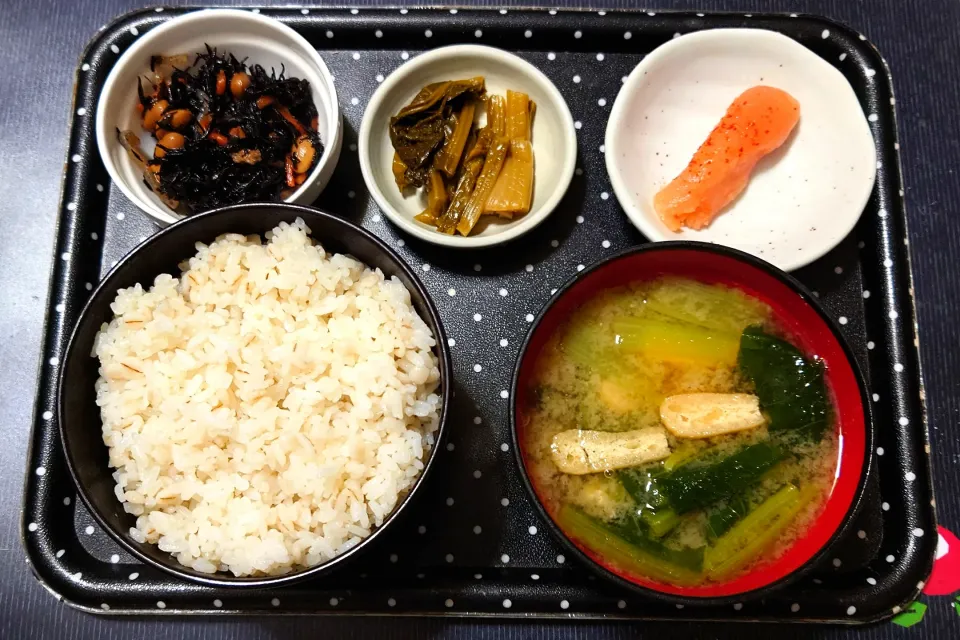 今日の朝ごはん（麦ごはん炊きました辛子明太子、野沢菜漬（たまり漬）、ひじき煮、小松菜と油揚げのみそ汁）|Mars＠釜飯作り研究中さん