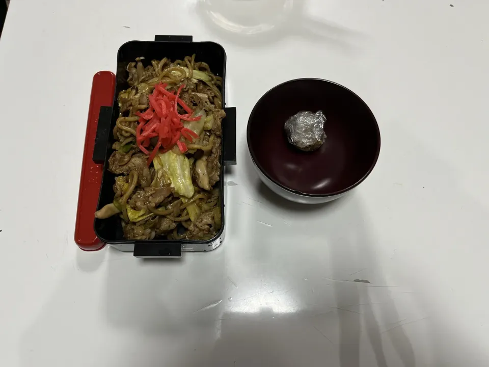 Snapdishの料理写真:パパ弁☆焼きそば☆みそ玉。卵も切れて、体力も切れて。|Saharaさん