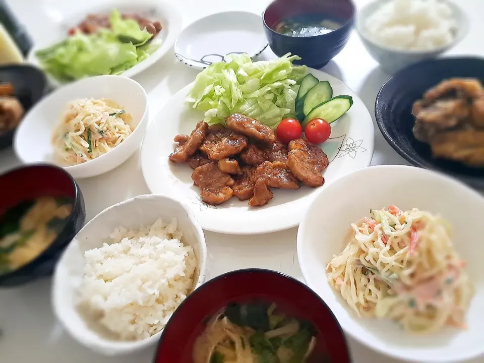 昨日の夕食(*ˊ˘ˋ*)
豚ヒレ肉のテリヤキ＆サラダ🥗
サバ竜田揚げ
春雨サラダ
おみそ汁(ほうれん草、油揚げ)|プリン☆さん