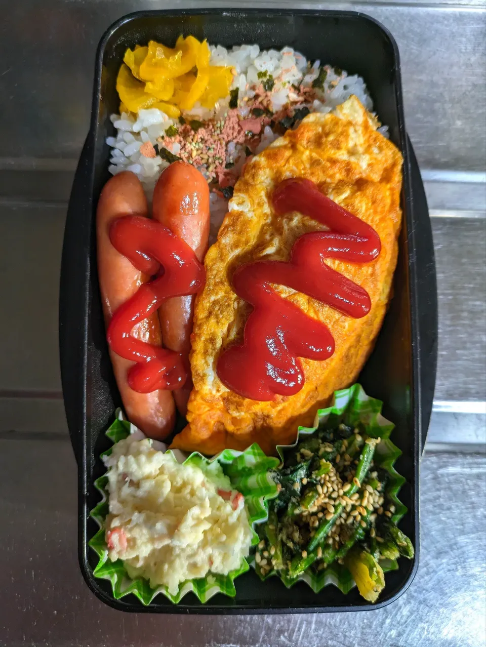 旦那弁当　2024/3/1

チーズオムレツ
ウインナー
ポテトサラダ
ほうれん草のごま和え|ユキヨメ♪さん